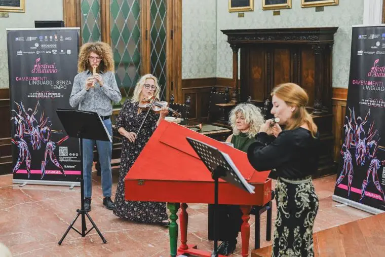 Catanzaro, il Festival d’Autunno apre con la grazia e la potenza narrativa di Jane Austen
