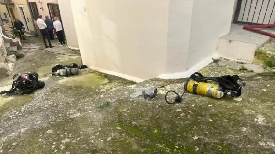 Tragedia sfiorata a Catanzaro, incendio in una casa del centro: marito e moglie intossicati 