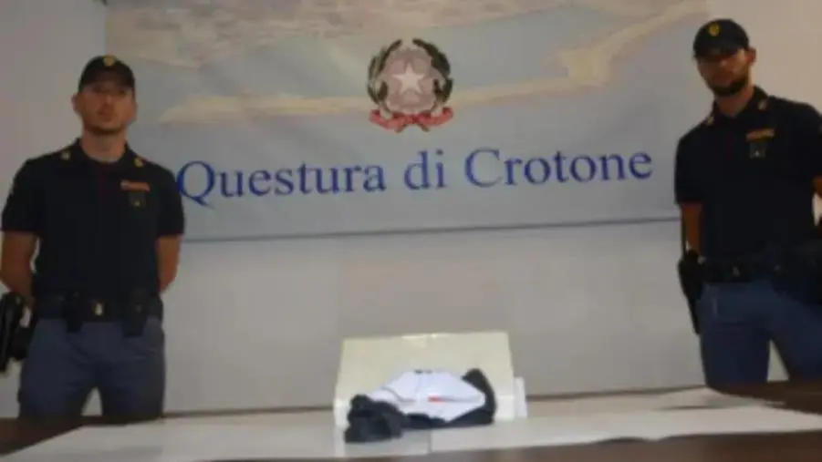 images Crotone, fermato corriere della droga con oltre un Kg di cocaina purissima