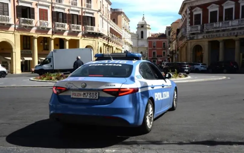 Crotone, occupava suolo pubblico per ostacolare attività commerciale: scatta la misura cautelare