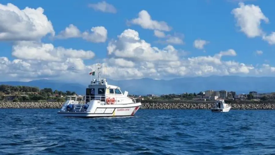 images Imbarcazione si rovescia al largo di Catanzaro Lido: ricerche in corso per un disperso 