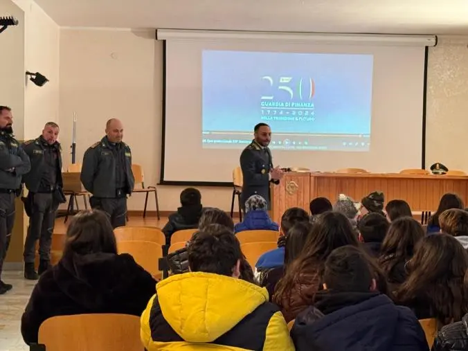 Gli alunni dell’IC Cropani-Simeri Crichi a scuola di legalità con la Guardia di Finanza