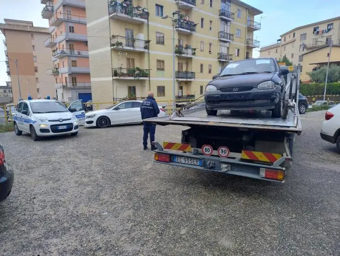 Catanzaro, dall'inizio dell'anno la polizia locale ha rimosso oltre 100 veicoli abbandonati 