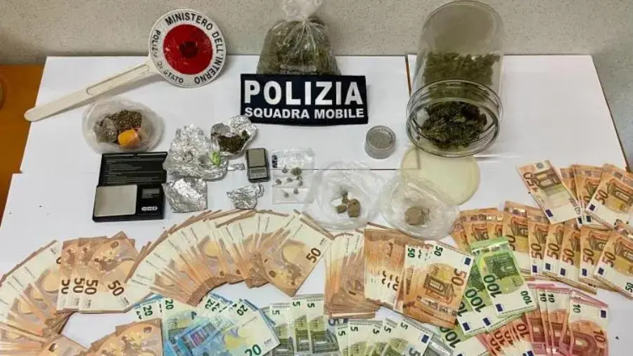images Lamezia Terme, viaggiava in auto con a bordo droga ai fini di spaccio: ai domiciliari un 47enne