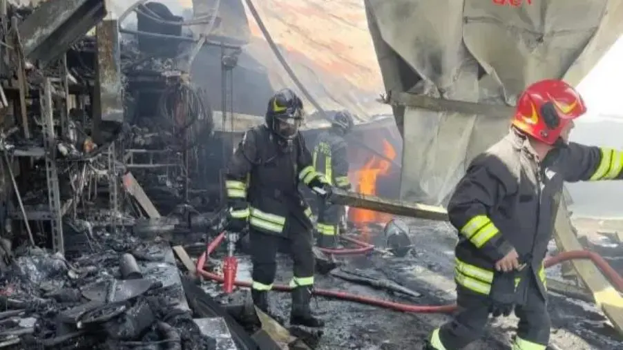 In fiamme un deposito di legname e mezzi agricoli nel Crotonese 