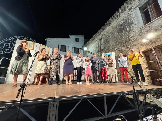 images Una serata sotto le stelle: la Compagnia Teatrale Montaurese incanta Montauro con due atti unici