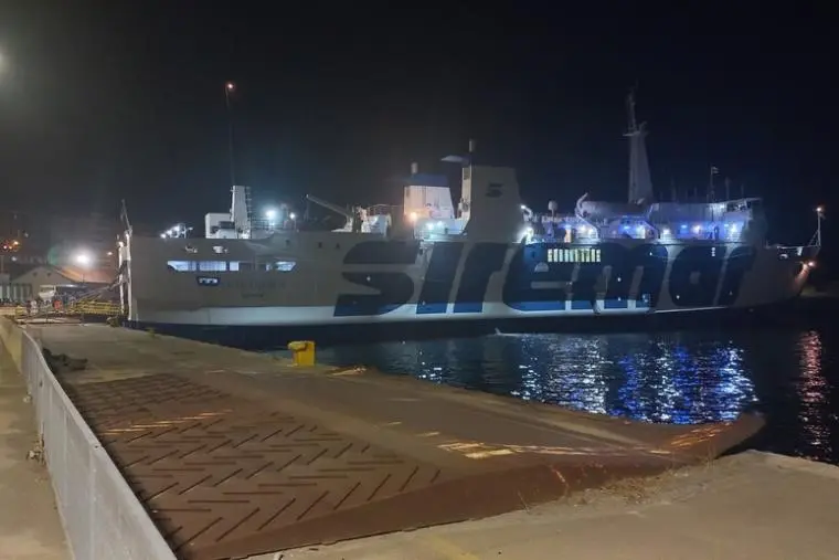 Migranti, a Reggio sbarcate 569 persone da Lampedusa: in parte resteranno in Calabria
