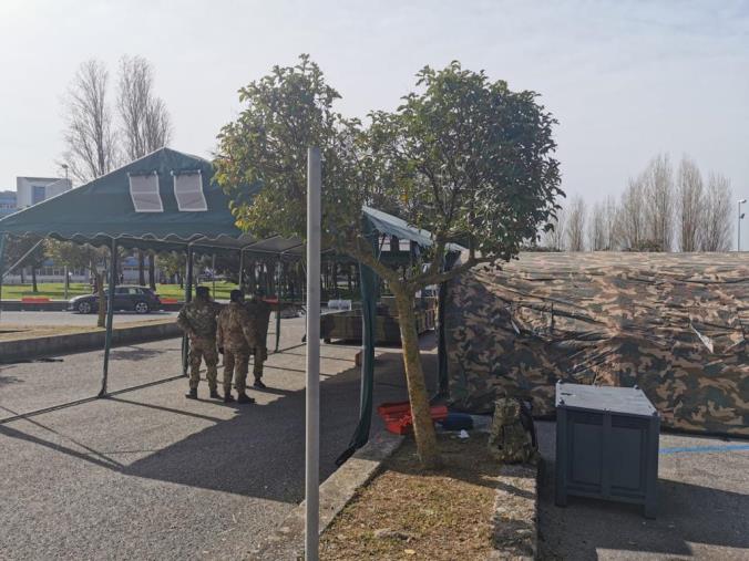 Lamezia Terme. L'esercito italiano ha allestito la tensostruttura per tamponi davanti l'ospedale