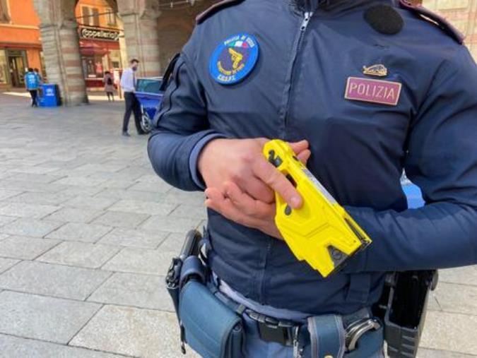 Vibo, aggredisce agenti e mette in subbuglio gli uffici: necessario l'uso del taser 