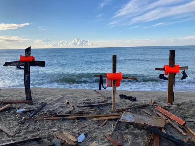 images Tragedia migranti, la riflessione di don Michele Vomera (Caritas diocesana Oppido-Palmi): "Mediterraneo cimitero degli innocenti"