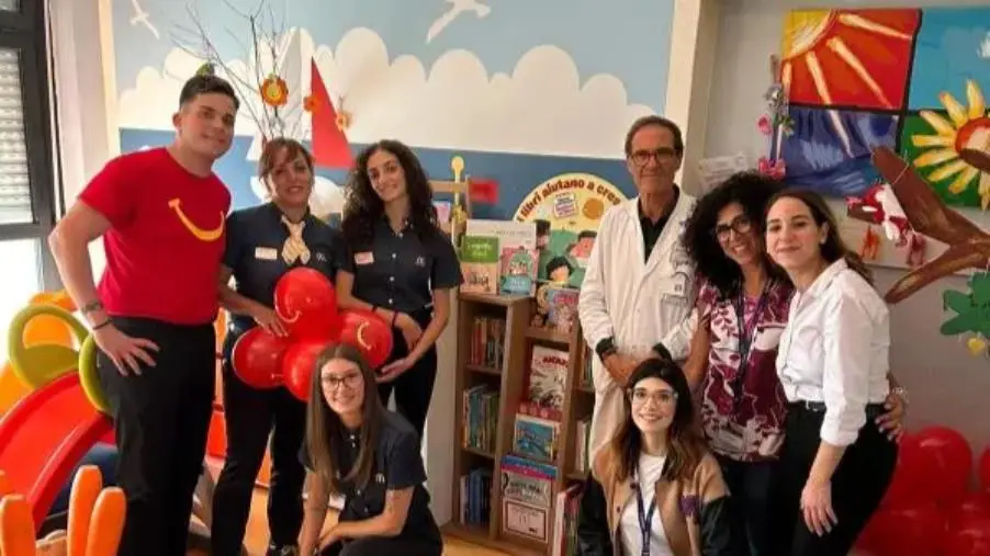 "Aiutaci a crescere. Regalaci un libro": Mcdonald's offre un sorriso ai bimbi di Pediatria del Pugliese