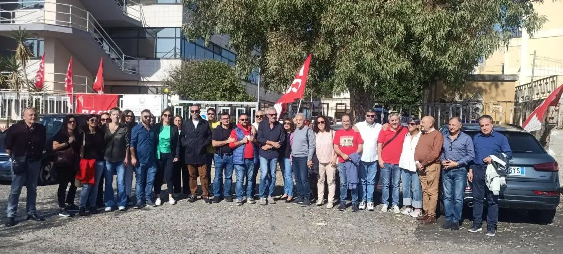 Catanzaro, i lavoratori della scuola scioperano: sit in di Flc Cgil davanti all'Ufficio Scolastico Regionale