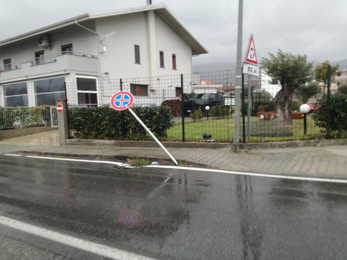 images Montepaone, cartello stradale ripetutamente vandalizzato: "Municipale intervenga"