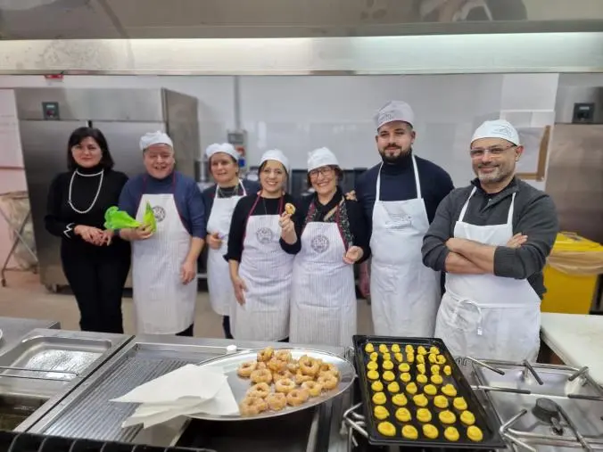 Isola Capo Rizzuto, il sindaco torna a scuola per un corso di pasticceria: “L’Alberghiero, nostra eccellenza”