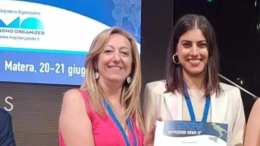 images Premio dell'Associazione di dietetica e nutrizione alla lametina Martina Di Cello 