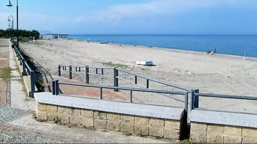 Badolato Marina, oggi pomeriggio si pulisce un tratto di spiaggia libera: appello per i volontari