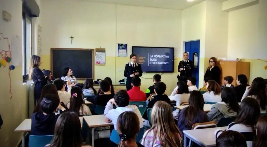 Gli studenti di Torretta di Crucoli a lezione di legalità con i Carabinieri 