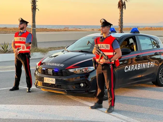 Provano a rubare le pedane per disabili in spiaggia: furto sventato da un Carabiniere fuori servizio nel Reggino