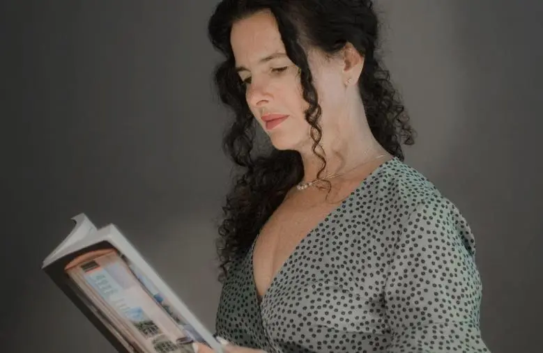 “L’altra metà della storia”, radici e identità nel nuovo romanzo di Teresa Chiodo: l’intervista 