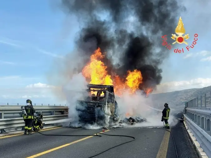 Camion in fiamme sull'A2: chiuso il traffico tra Pizzo e Sant'Onofrio