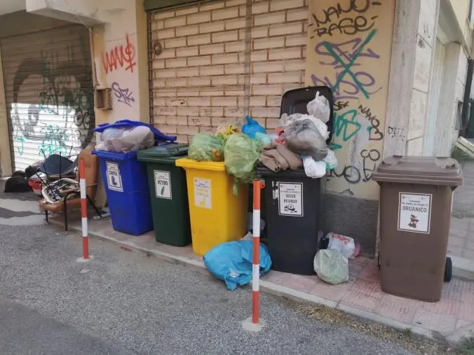 Task force a Catanzaro contro l'abbandono di rifiuti: Polizia locale a lavoro nella notte per beccare i trasgressori