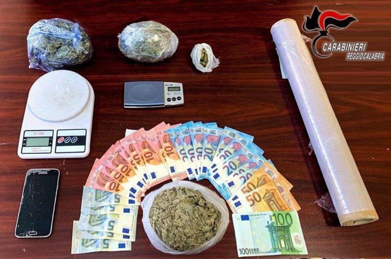 A casa con 800 grammi di marijuana: tre arresti in provincia di Reggio Calabria 