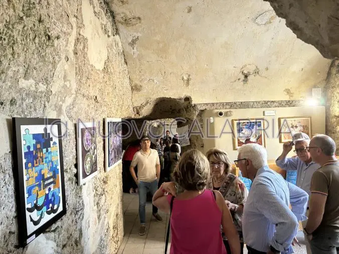Catanzaro, inaugurata la mostra “Arte ed emozioni di ogni età”: una collezione che unisce generazioni e sensibilità artistiche