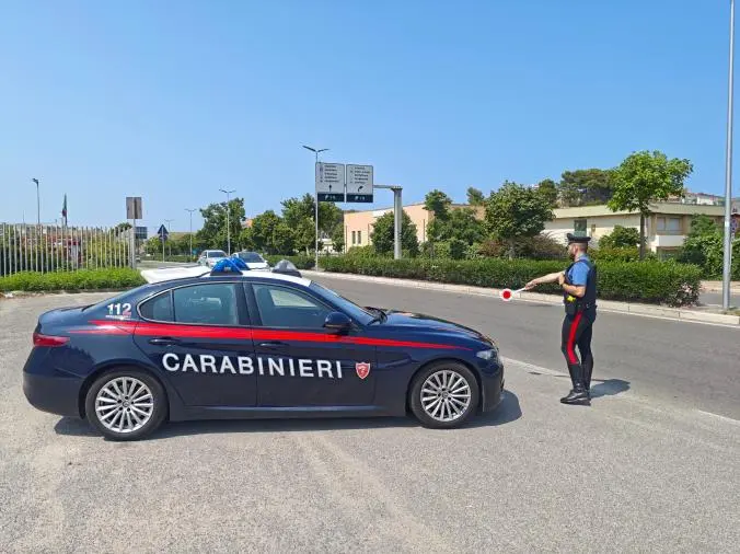 images Si avvicina alla parte offesa pur avendo il divieto, arrestato a Crotone 