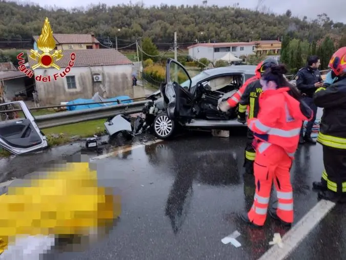 Grave incidente nel Crotonese: due morti e due feriti sulla statale 107