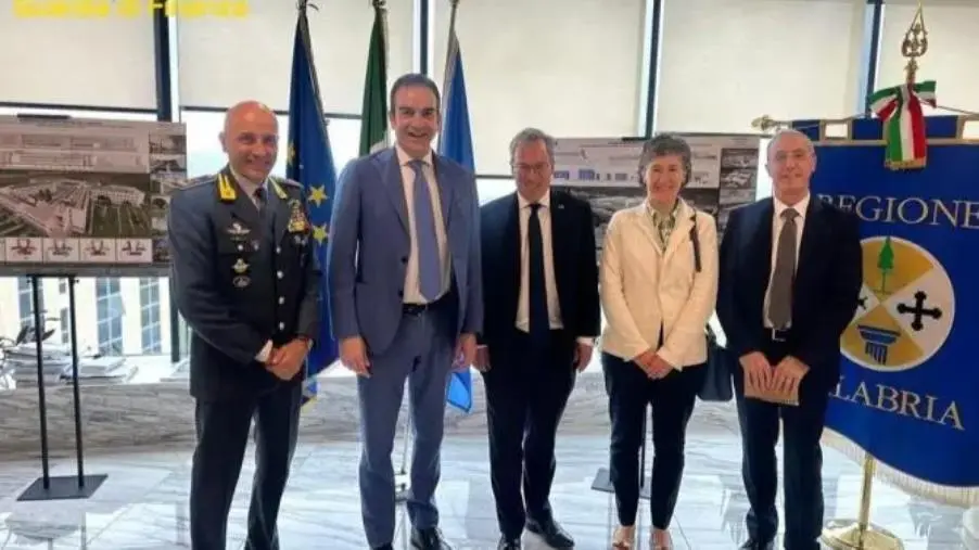 images A Reggio Calabria la Guardia di Finanza ospita l’ambasciatore britannico in Italia e San Marino 