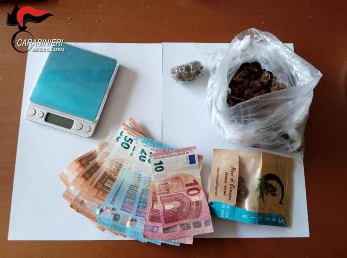 images Reggio Calabria, nasconde 100 grammi di marijuana tra i vestiti: arrestato un 39 enne