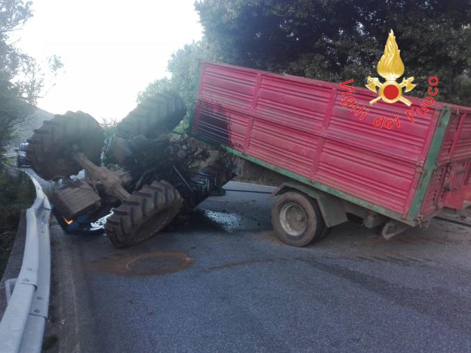 images San Pietro a Maida, si ribalta un mezzo agricolo: morto il conducente di 24 anni