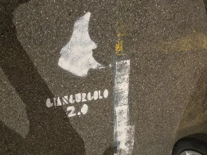 Via Buccarelli si sveglia con le strisce bianche e la firma di "Giangurgolo 2.0": la soddisfazione di Forza Nuova 