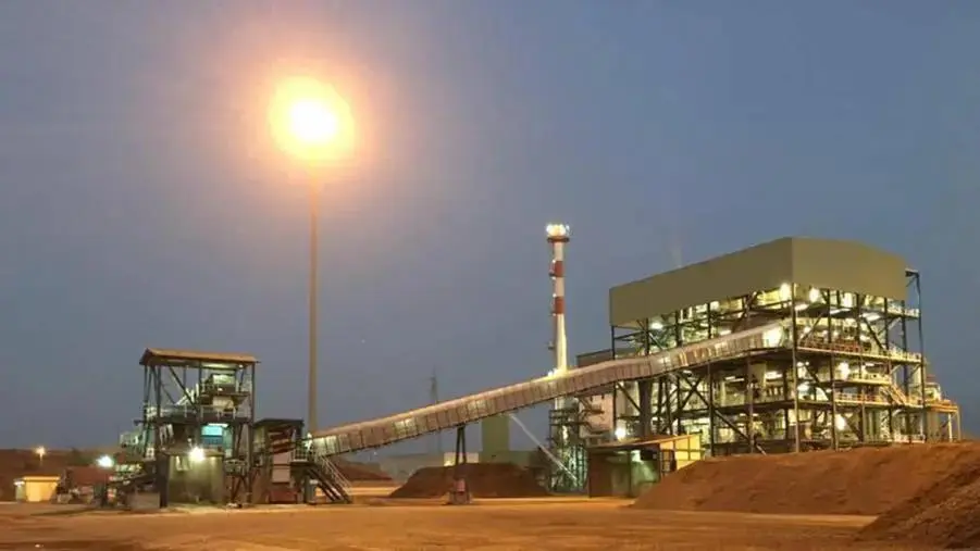 images Cutro, protesta degli operai della centrale biomasse: hanno trascorso la notte sulla ciminiera dell'impianto a 52 metri d'altezza