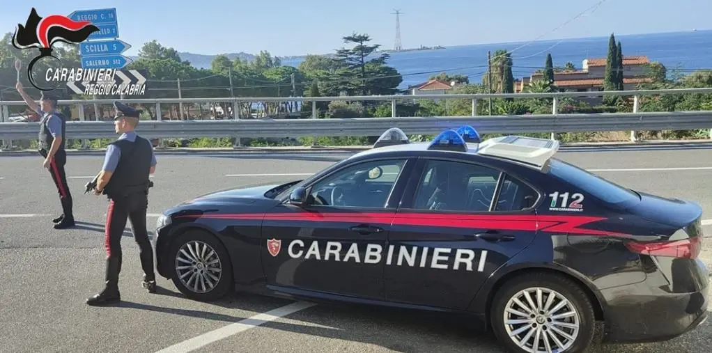 Villa San Giovanni, tentano la fuga e investono 3 auto in sosta: un arresto e una denuncia 