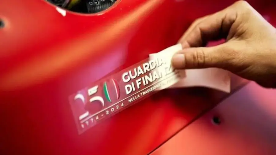 images Gran Premio d’Italia di Monza, le Ferrari in pista con uno sticker che riproduce il logo della Guardia di Finanza