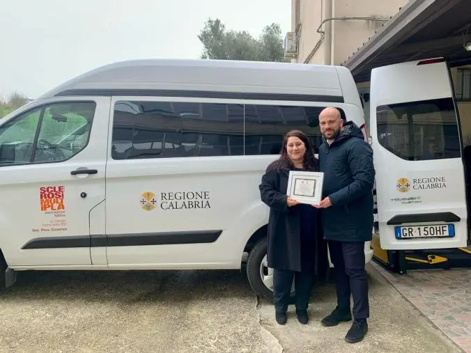 L'Associazione italiana sclerosi multipla di Cosenza ha un nuovo mezzo di trasporto