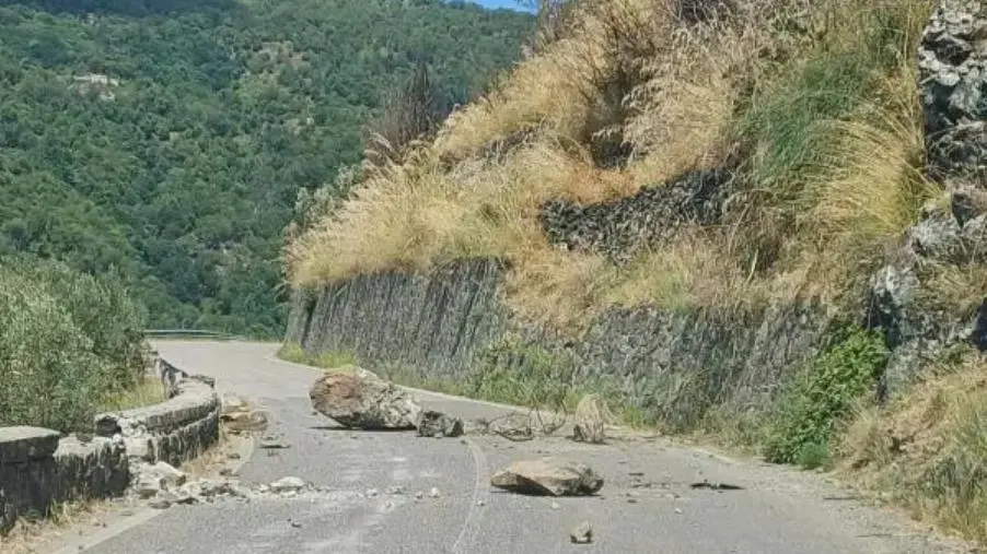 Massi caduti sulla strada per Gimigliano: il tratto è interessato da lavori straordinari