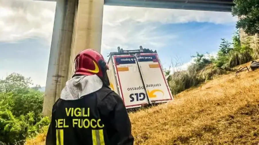Camion precipita in un viadotto a Castrovillari: 2 feriti 
