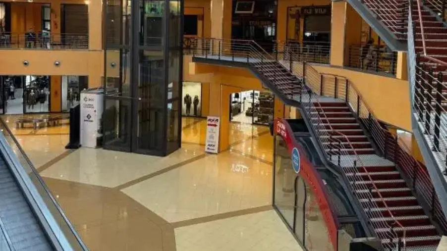 Maida, il Centro Commerciale Due Mari rimane aperto: smentite le voci sul cedimento del tetto