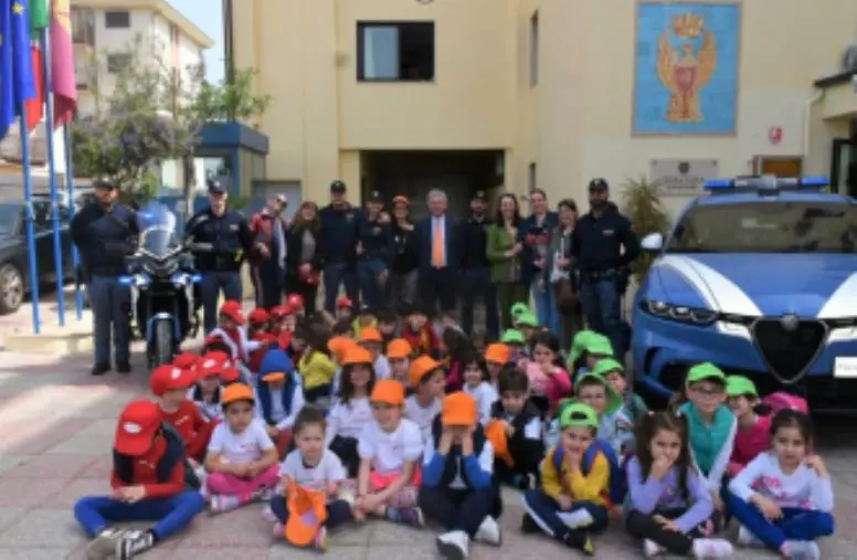 Crotone, la Questura accoglie gli alunni della scuola 'Don Milani'