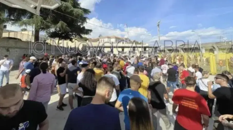 images Catanzaro-Cosenza, sfida a colpi di gol nel prepartita: fuori dallo stadio un torneo di tiri in porta
