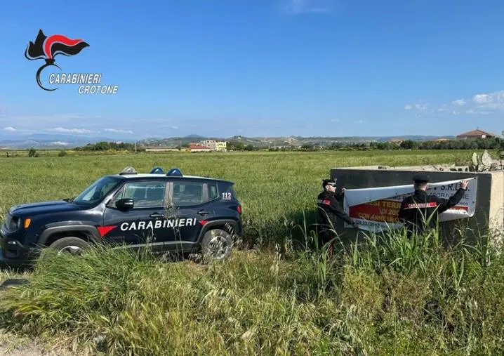 Agente immobiliare abusivo denunciato nel Crotonese: cartellonistica sequestrata 
