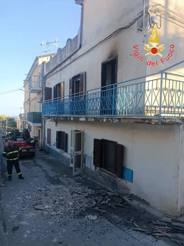 Sellia Marina, incendio in una casa con tre persone: messi in salvo dai vigili del fuoco 