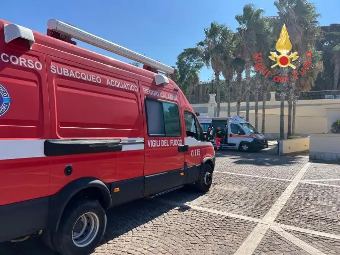 Uomo colpito in mare da malore: salvato dai Vigili del fuoco in addestramento nello Stretto