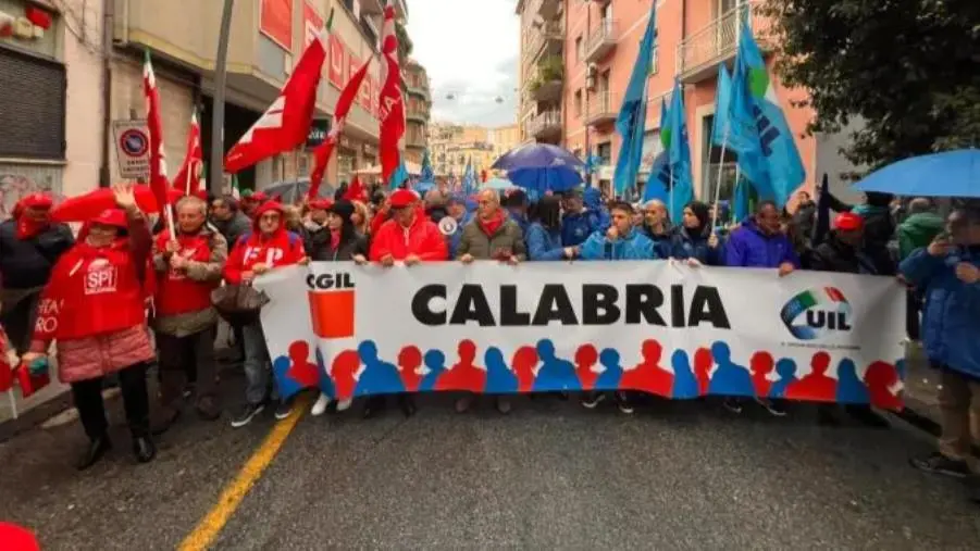 In migliaia a Cosenza per la manifestazione congiunta Cgil e Uil contro la manovra finanziaria