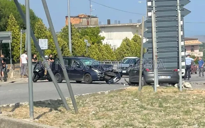 Scontro tra due auto nel quartiere Siano: traffico bloccato