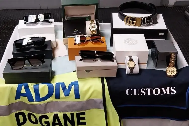 images Controlli all'aeroporto dello stretto, sequestrati orologi e occhiali di lusso contraffatti