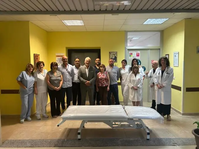 Lamezia, la Libera Rappresentanza dei Militari dona all'ospedale un lettino per i pazienti oncologici
