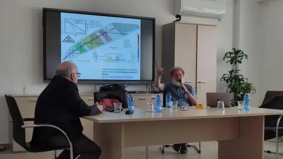 images Al Liceo "Fermi" di Catanzaro la lectio magistralis del prof. Riccardo Desalvo sulle onde gravitazionali